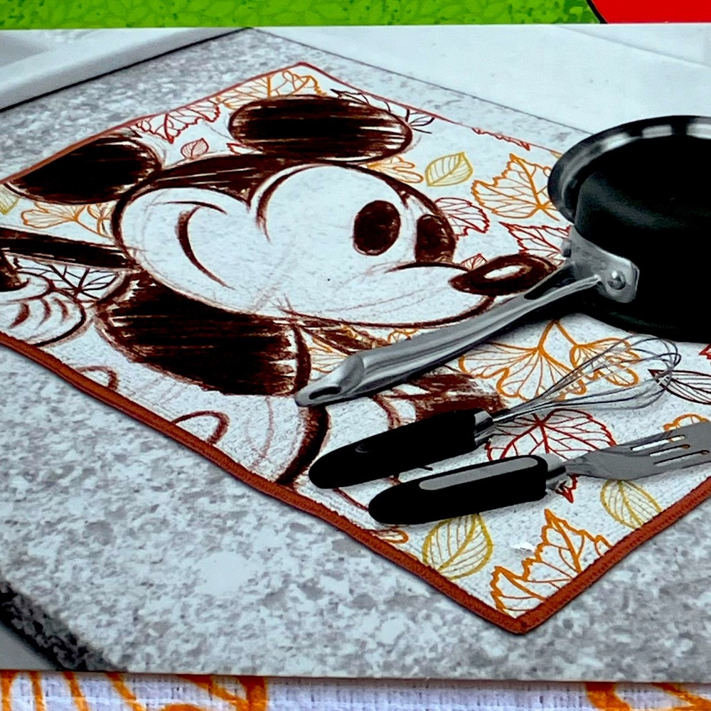 Mickey & Minnie Mouse Kitchen Linens Set. - Picture 3 of 5